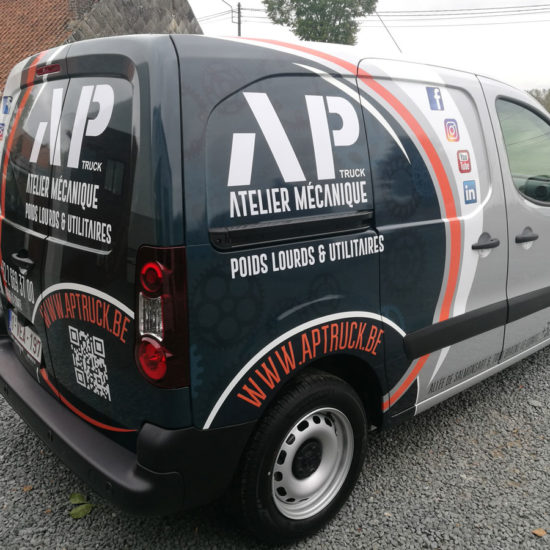 Lettrage d'une voiture pour AP Truck - Grafipix