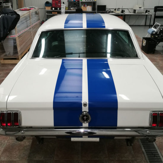 Placement de bandes bleues sur une Ford Mustang - Grafipix