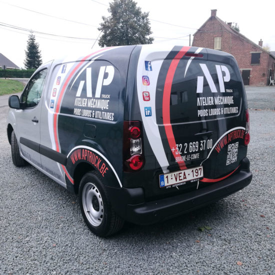 Lettrage d'une voiture pour AP Truck - Grafipix